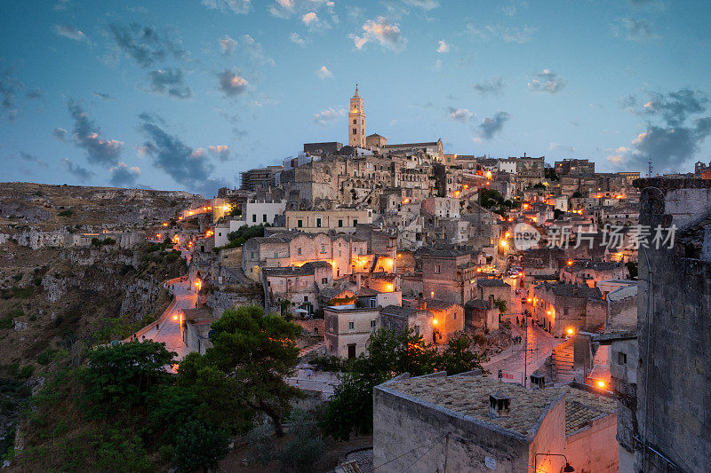 Sassi di Matera日落时分的城市全景